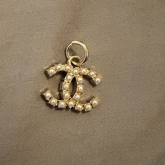 Accessories - Chanel Pearl Zipper Pull